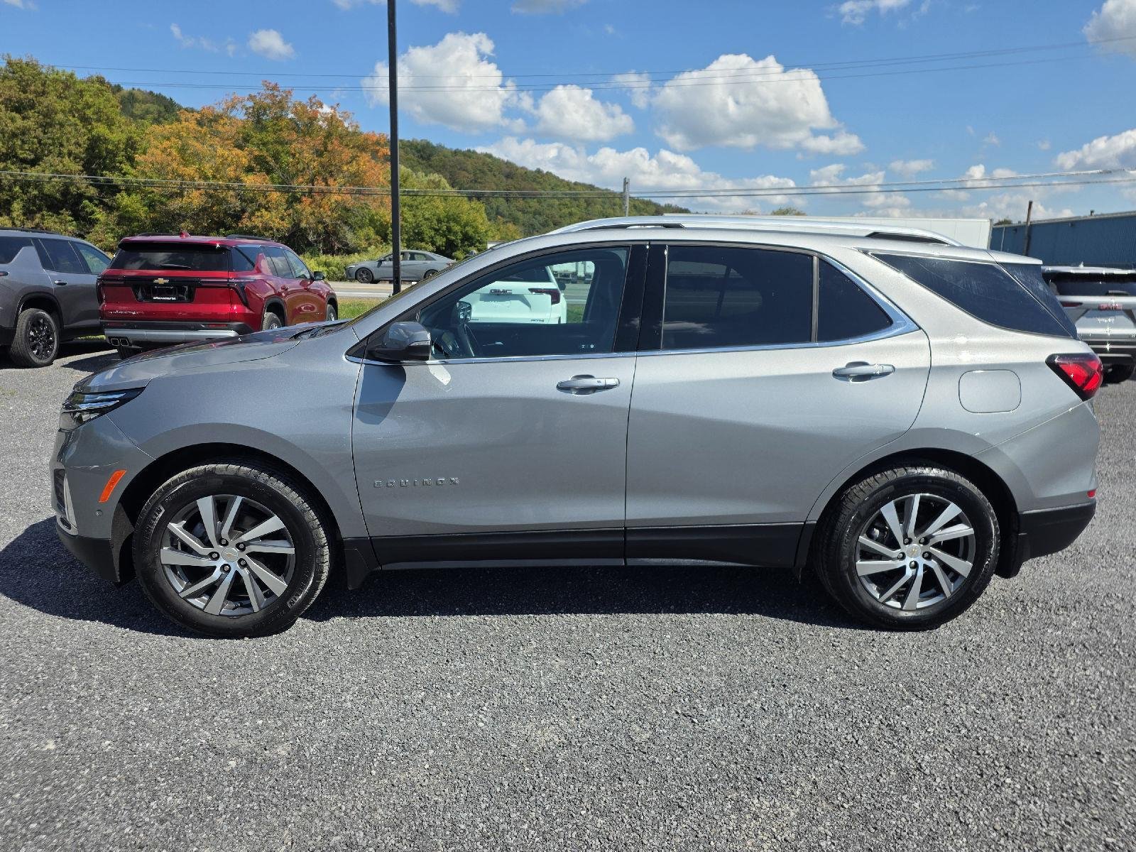 2024 Chevrolet Equinox Premier photo 2