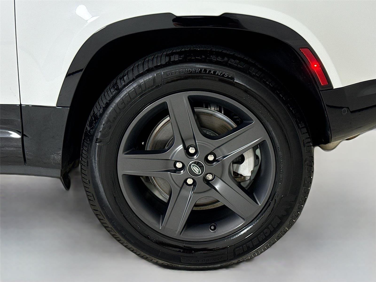 2024 Land Rover Defender X-Dynamic SE photo 26