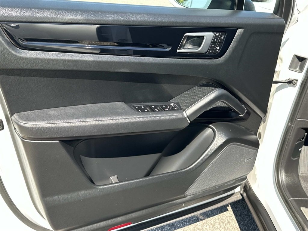 2022 Porsche Cayenne Base photo 27