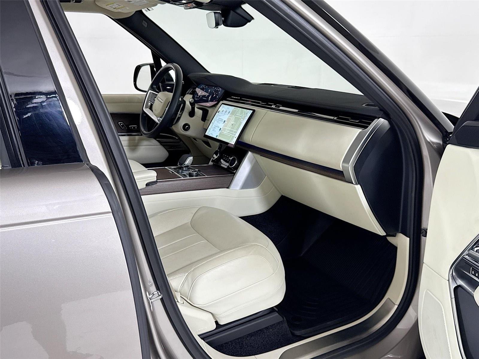 2023 Land Rover Range Rover SE photo 30