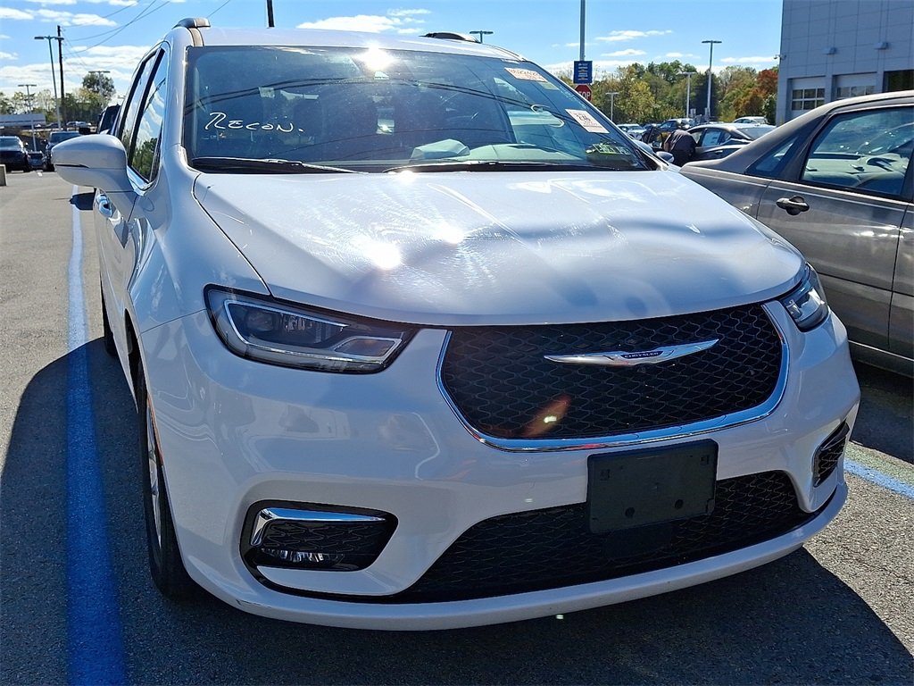 2022 Chrysler Pacifica Touring L photo 2