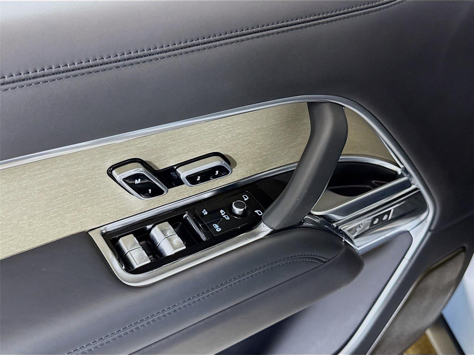 2023 Land Rover Range Rover SV photo 12