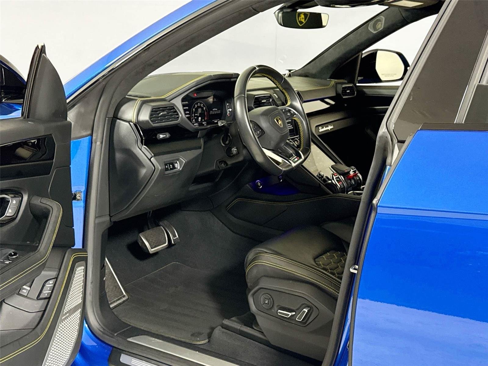 2022 Lamborghini Urus photo 11