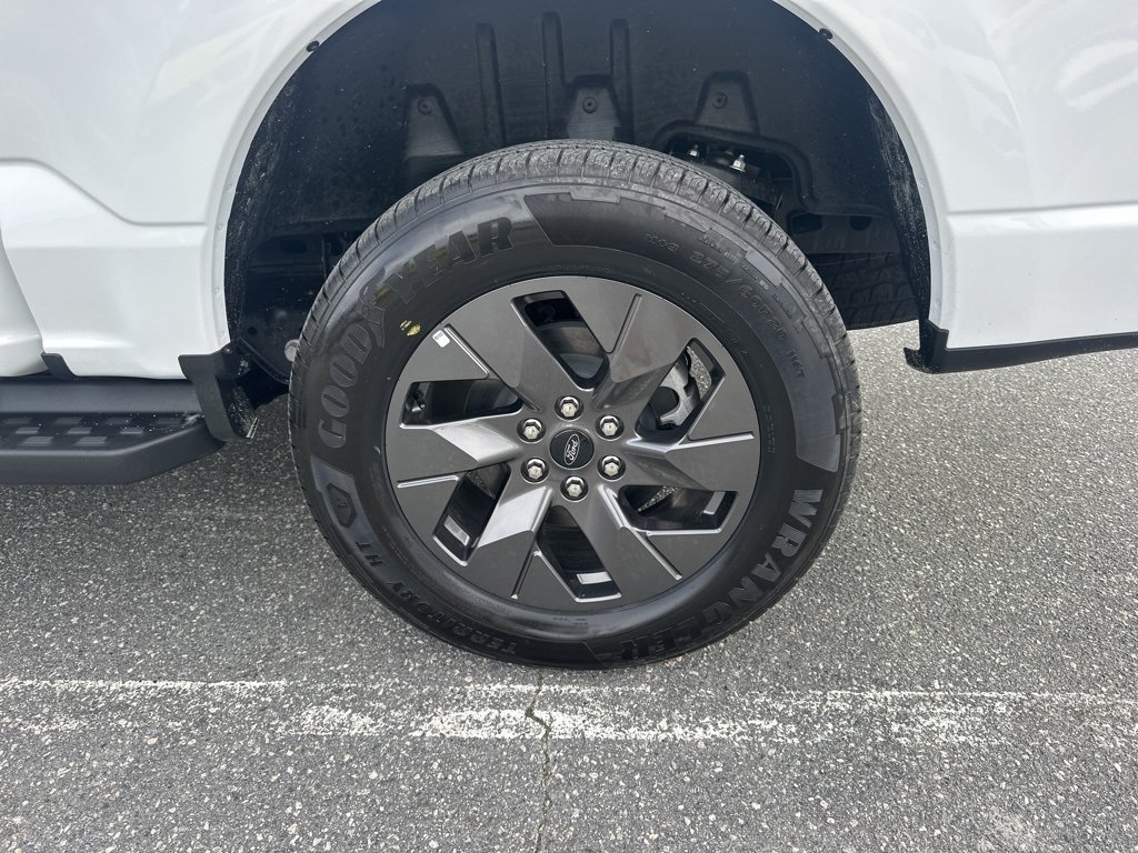 2024 Ford F-150 Lightning photo 28