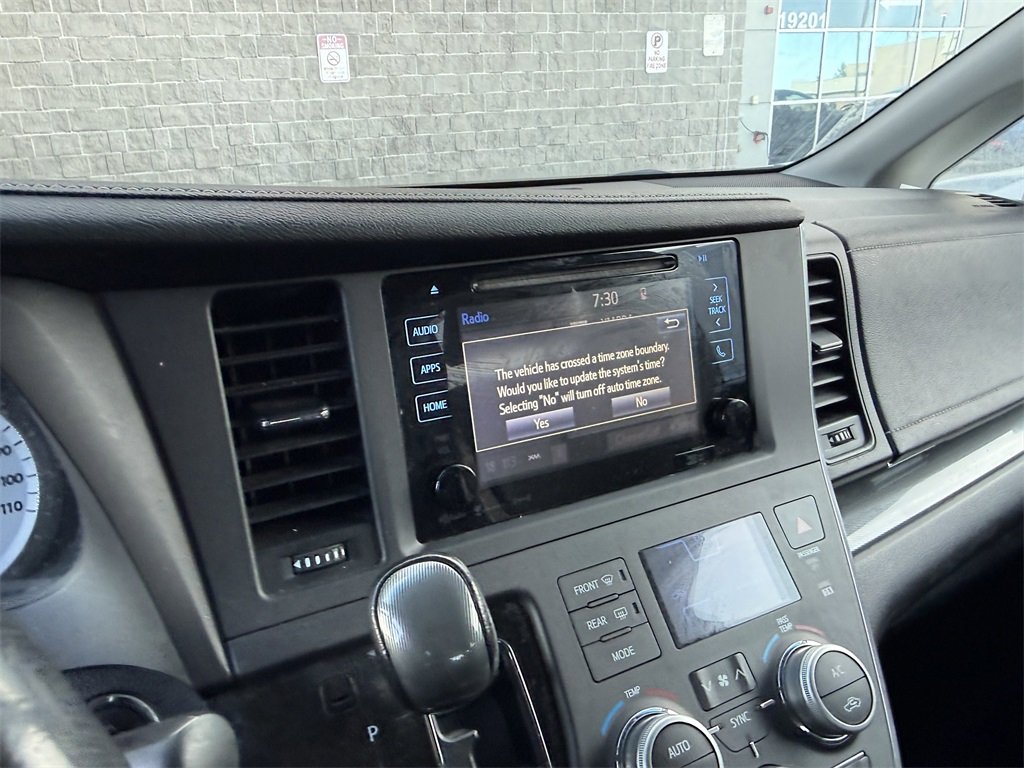 2016 Toyota Sienna SE photo 2