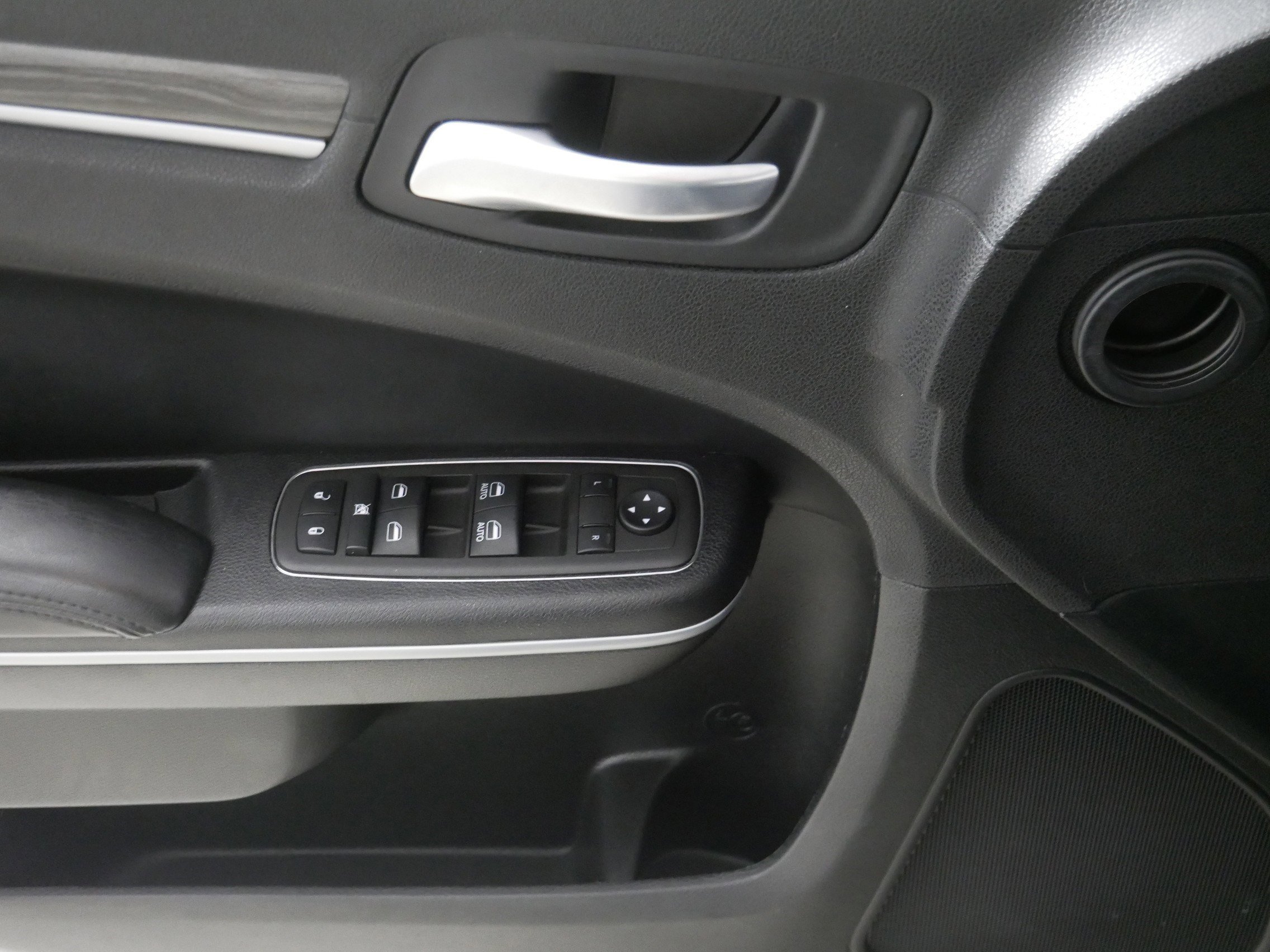 2022 Chrysler 300 Touring photo 17