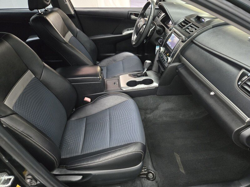 2013 Toyota Camry SE photo 12