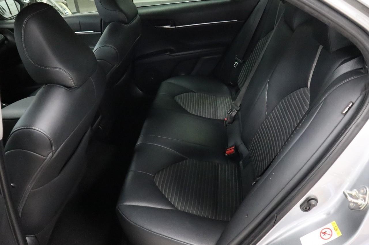 2019 Toyota Camry SE XLE photo 16