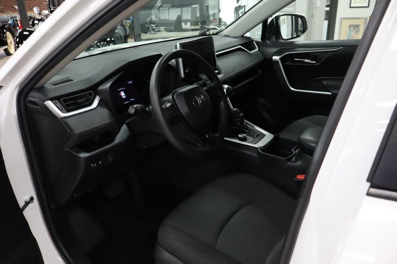 2023 Toyota RAV4 XLE photo 10