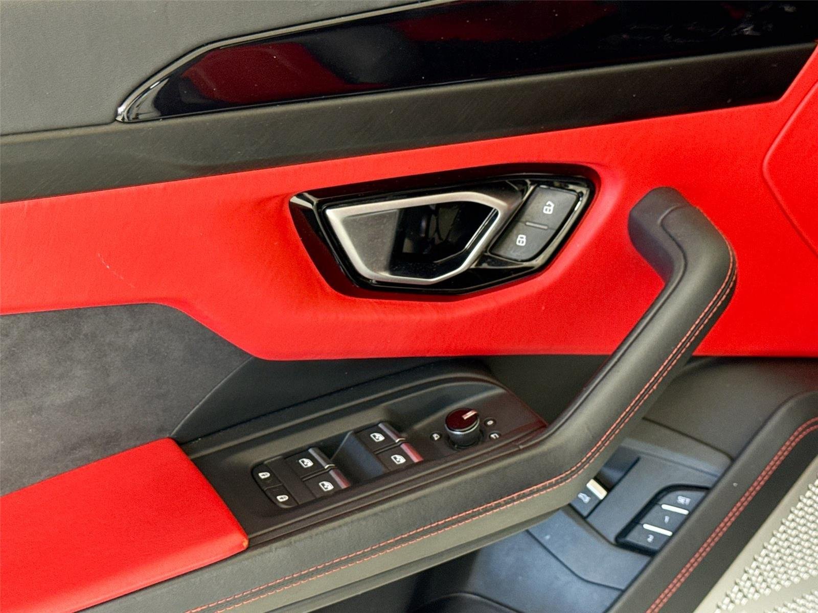 2021 Lamborghini Urus photo 12