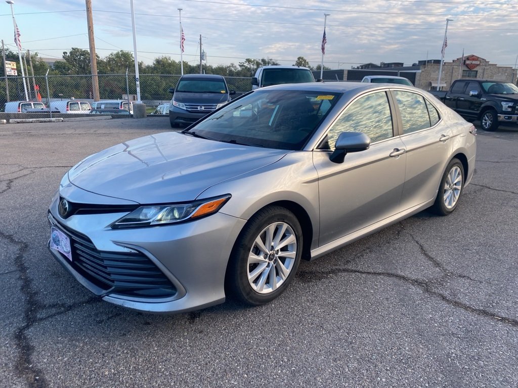 2022 Toyota Camry LE photo 3