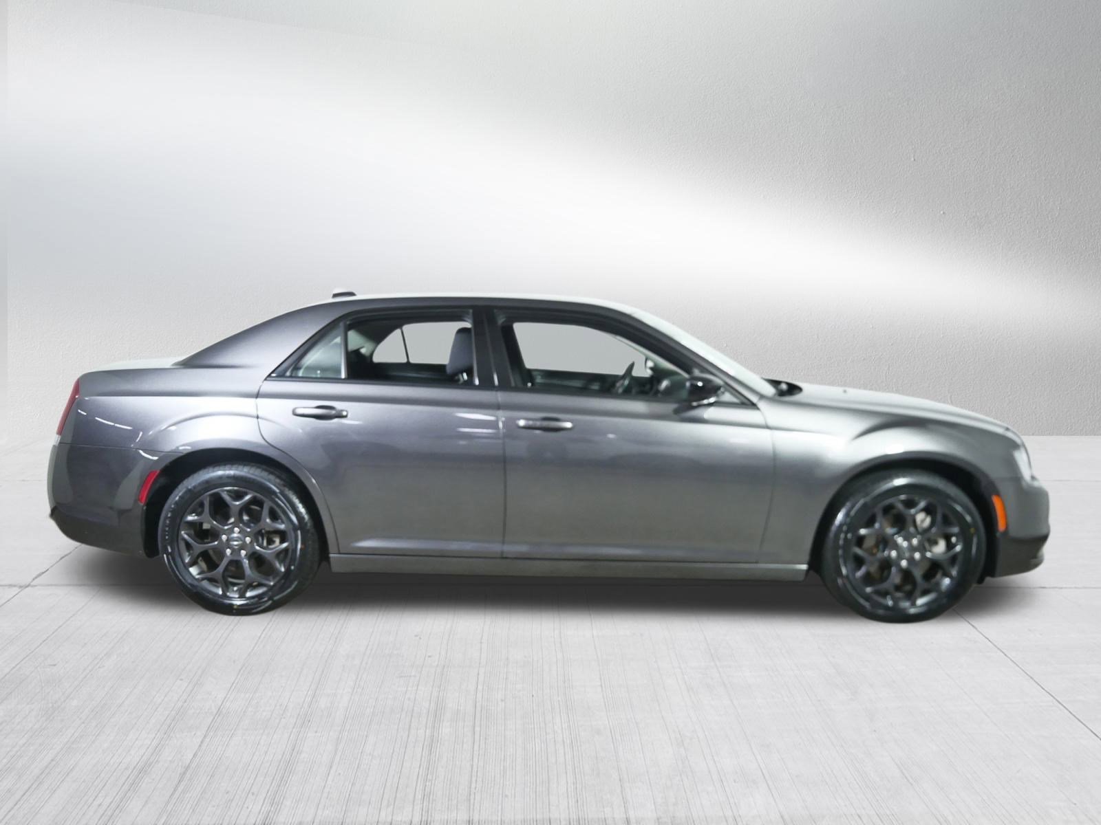 2022 Chrysler 300 Touring photo 8