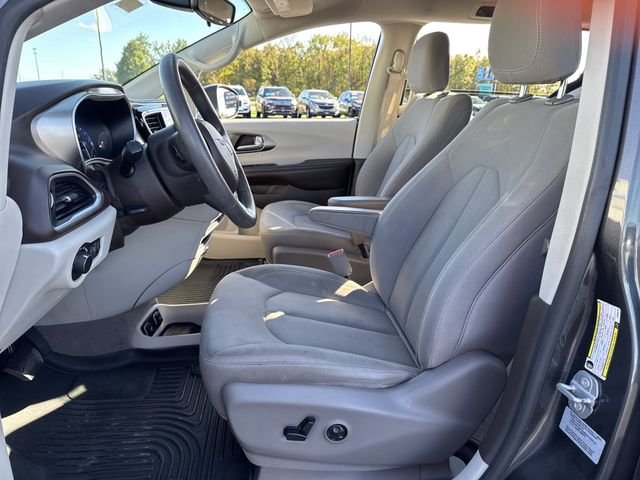 2017 Chrysler Pacifica Touring photo 4