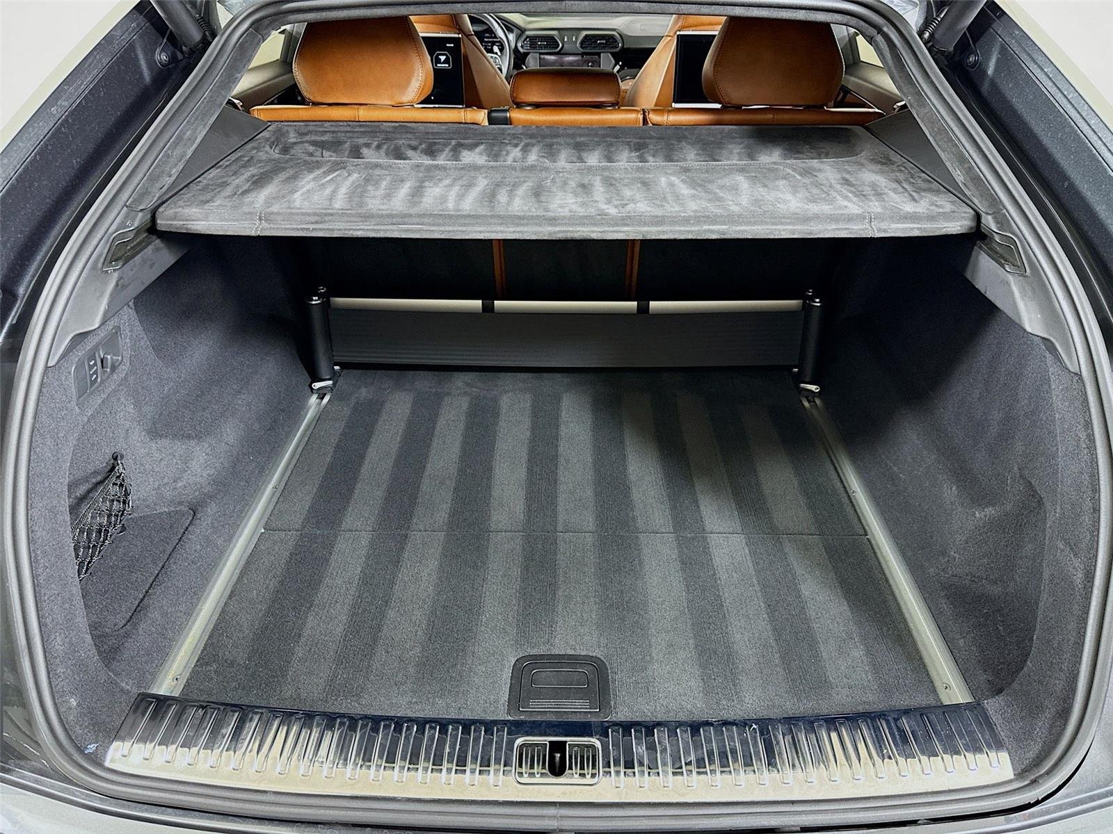 2019 Lamborghini Urus Base photo 25
