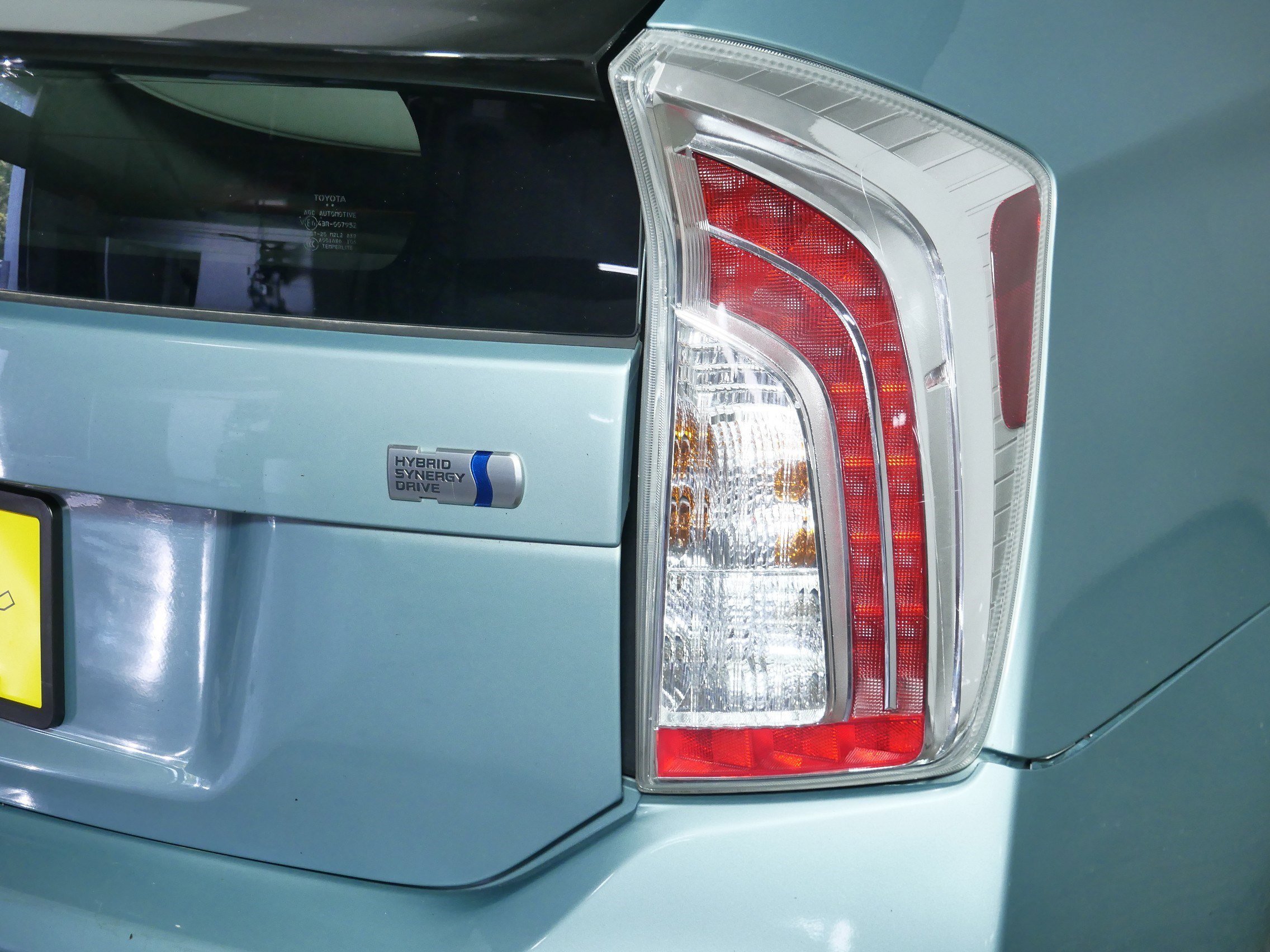 2015 Toyota Prius Five photo 17