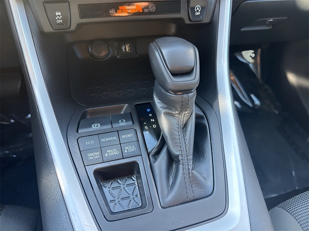 2023 Toyota RAV4 LE photo 15