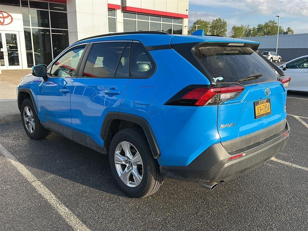 2019 Toyota RAV4 XLE photo 2