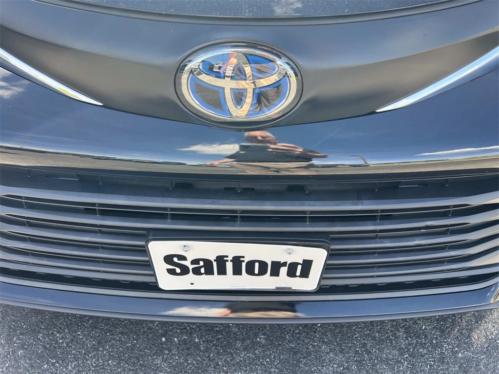 2022 Toyota Sienna LE photo 2