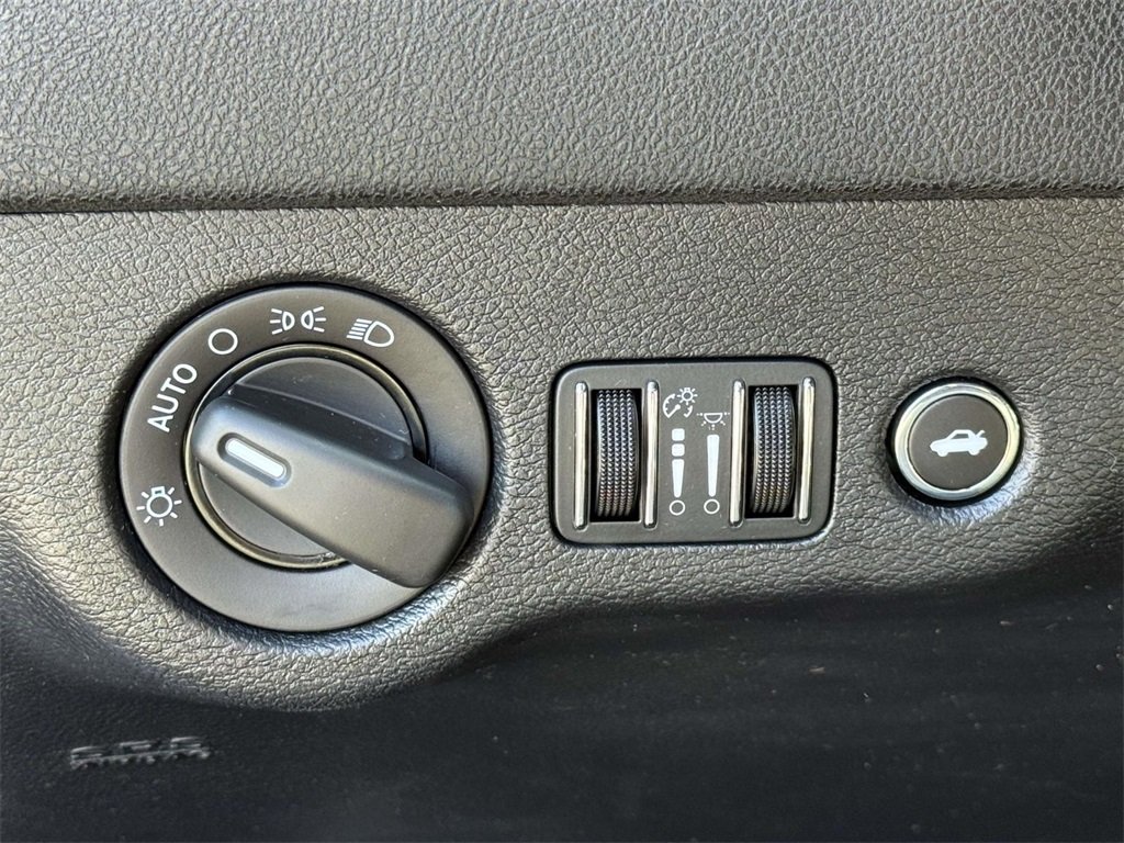 2016 Dodge Charger SE photo 25