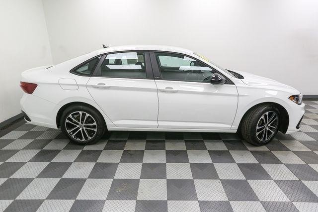 2025 Volkswagen Jetta 1.5T Sport photo 2