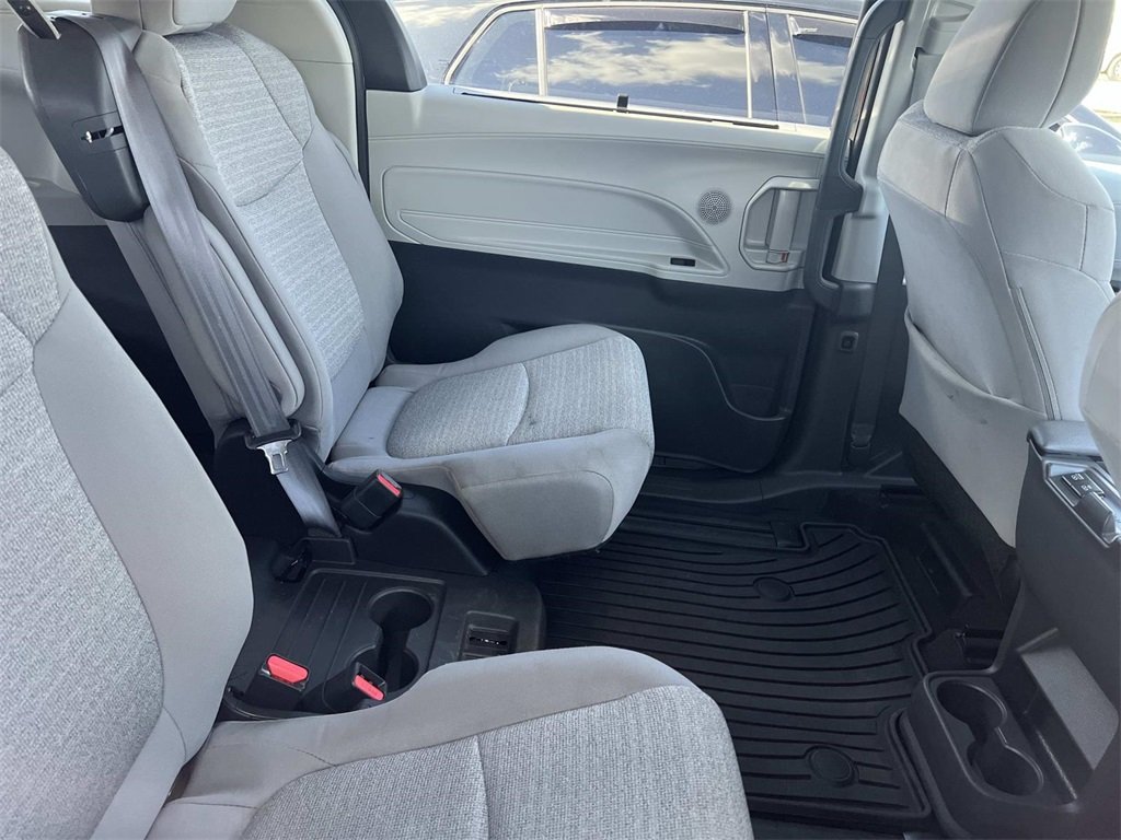 2022 Toyota Sienna LE photo 8
