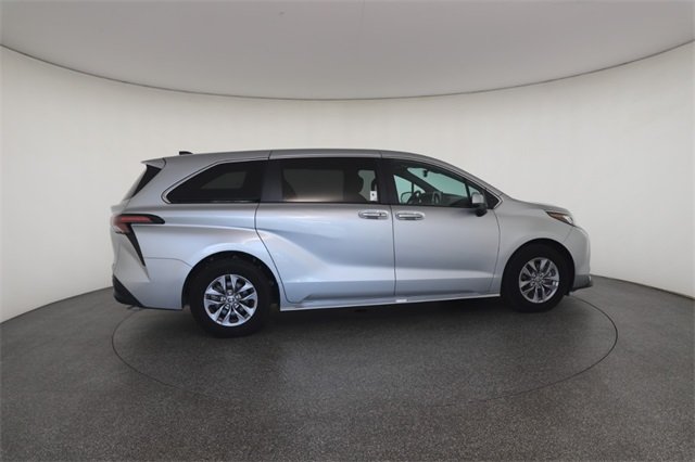 2023 Toyota Sienna XLE photo 22