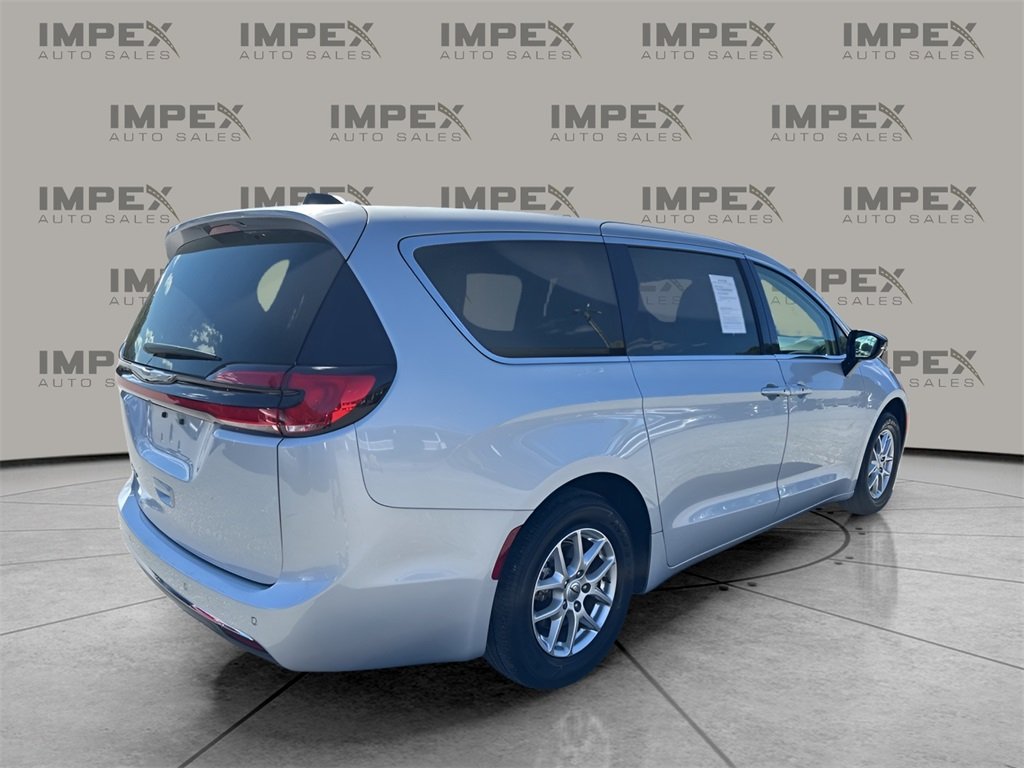 2024 Chrysler Pacifica Touring L photo 5