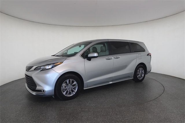 2023 Toyota Sienna XLE photo 4
