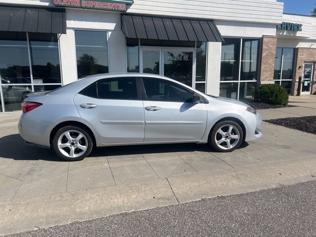 2018 Toyota Corolla LE photo 3