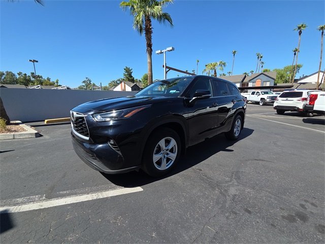 2024 Toyota Highlander LE photo 2