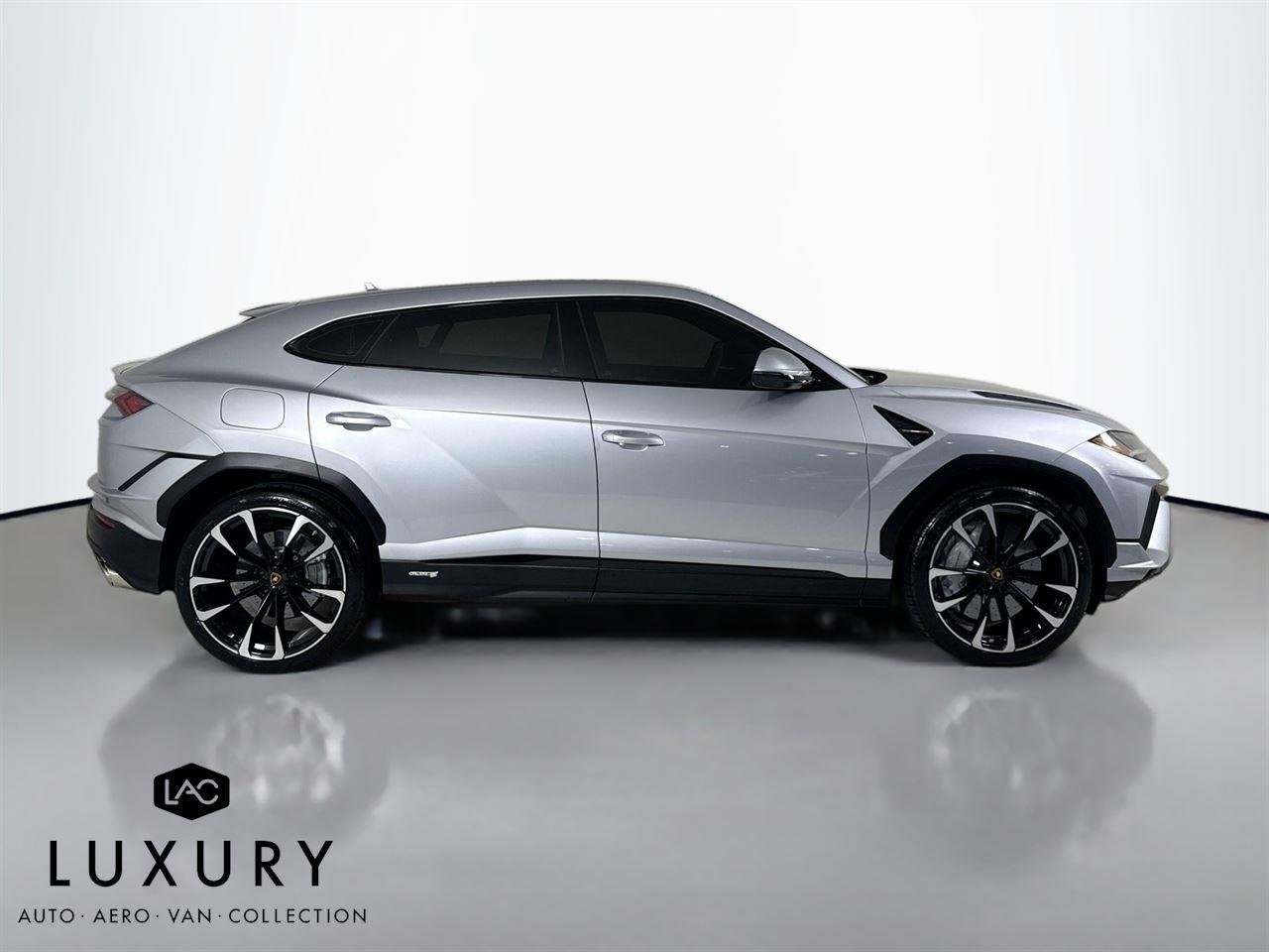 2024 Lamborghini Urus S photo 3