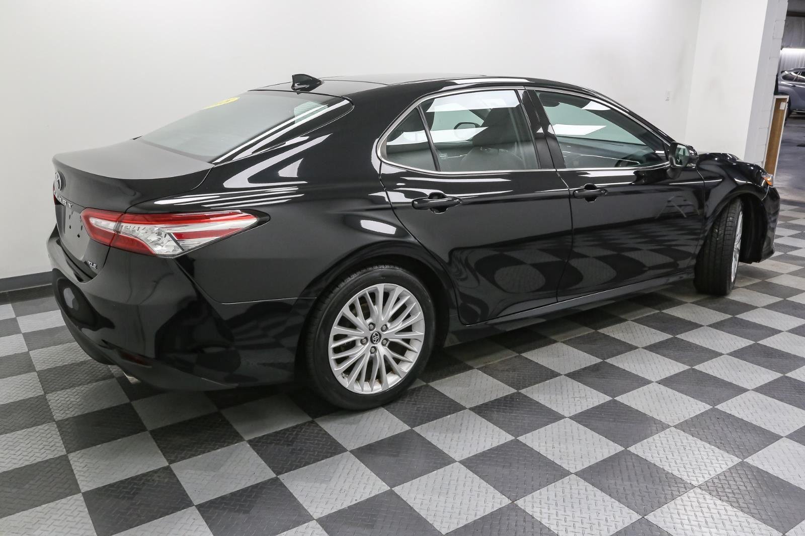 2018 Toyota Camry XLE photo 6
