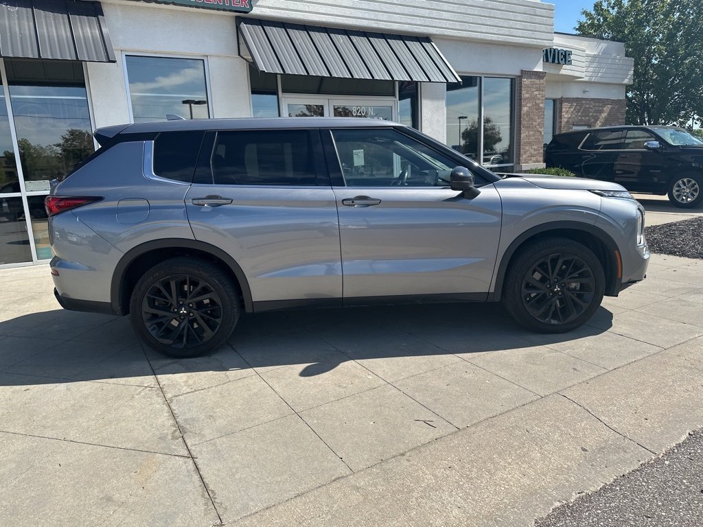 2024 Mitsubishi Outlander SE Black Edition photo 4