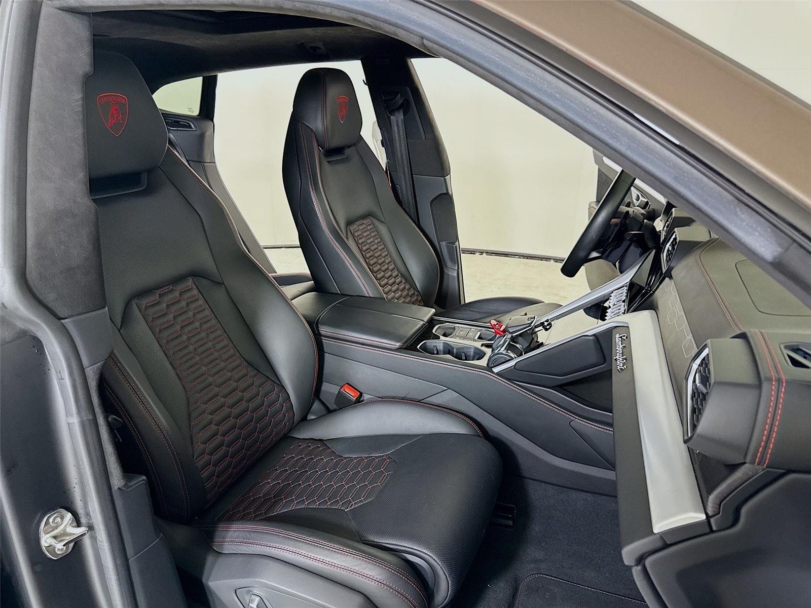 2020 Lamborghini Urus photo 32