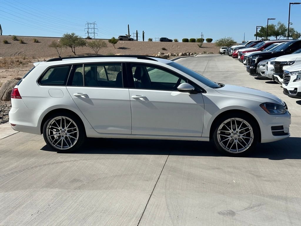 2016 Volkswagen Golf SportWagen S photo 2