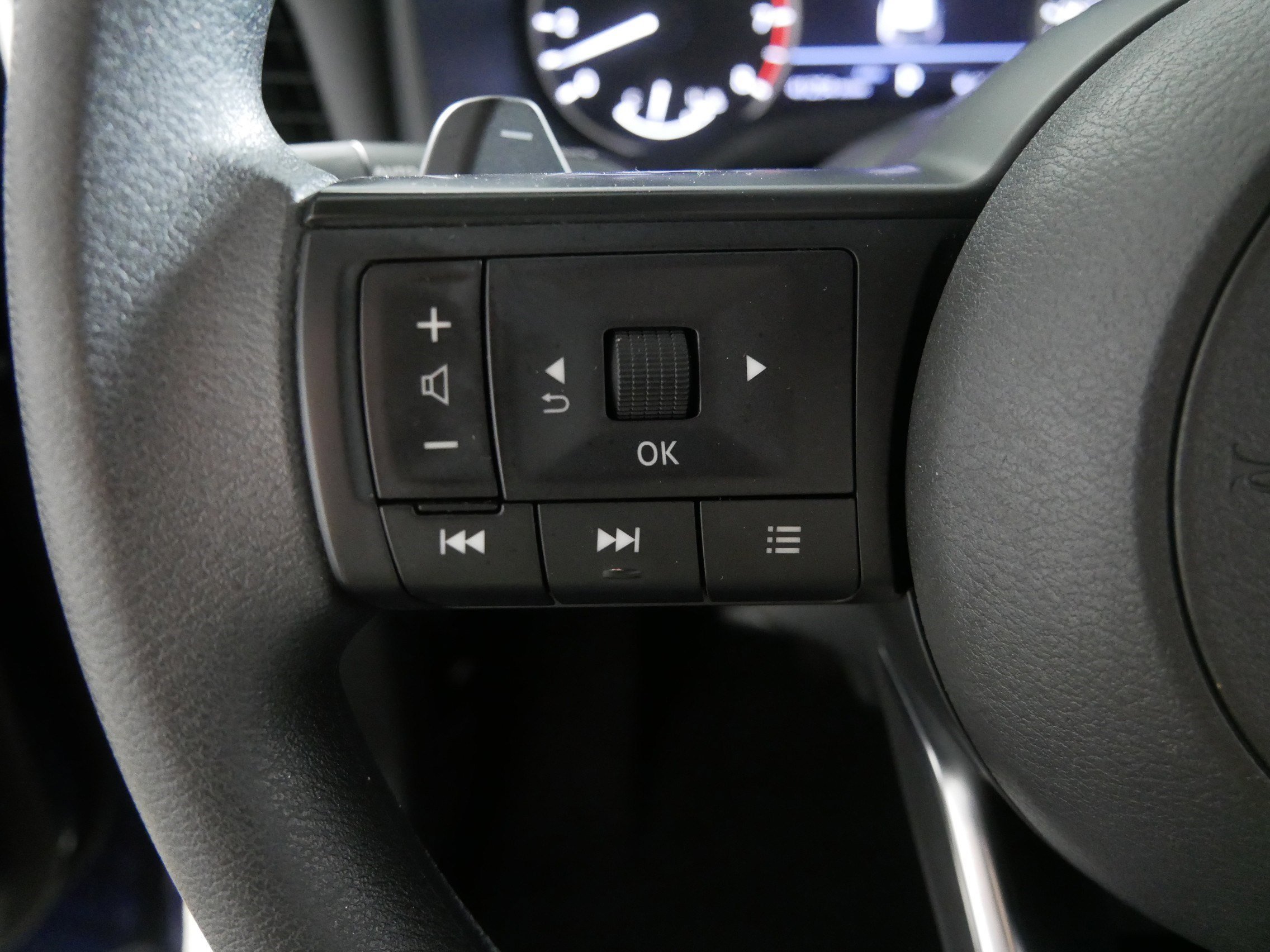 2023 Nissan Rogue S photo 25