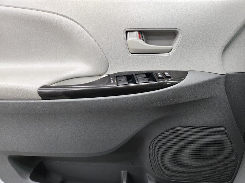 2013 Toyota Sienna LE photo 13