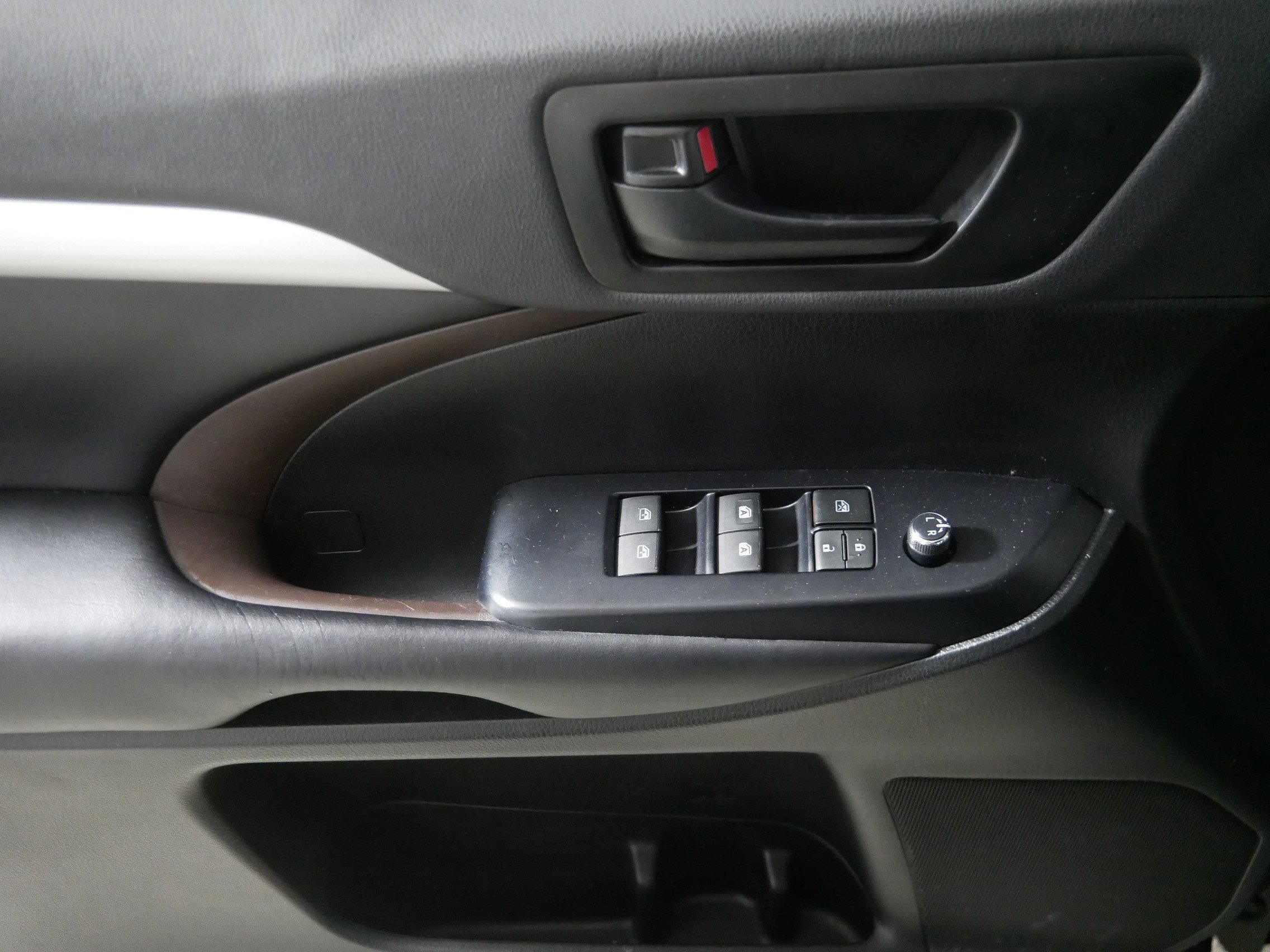 2019 Toyota Highlander LE photo 17