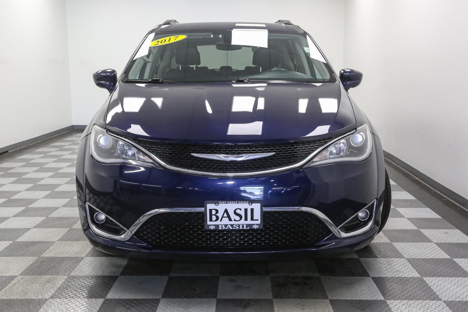 2017 Chrysler Pacifica Touring L photo 3