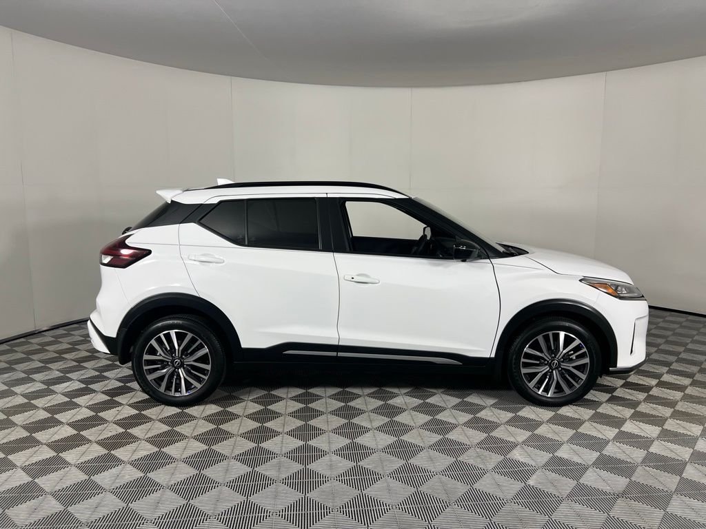 2024 Nissan Kicks SR photo 2