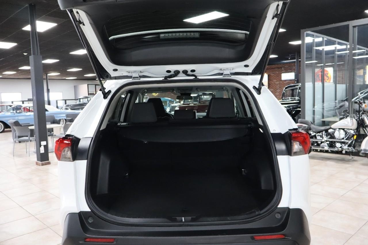 2023 Toyota RAV4 XLE photo 19
