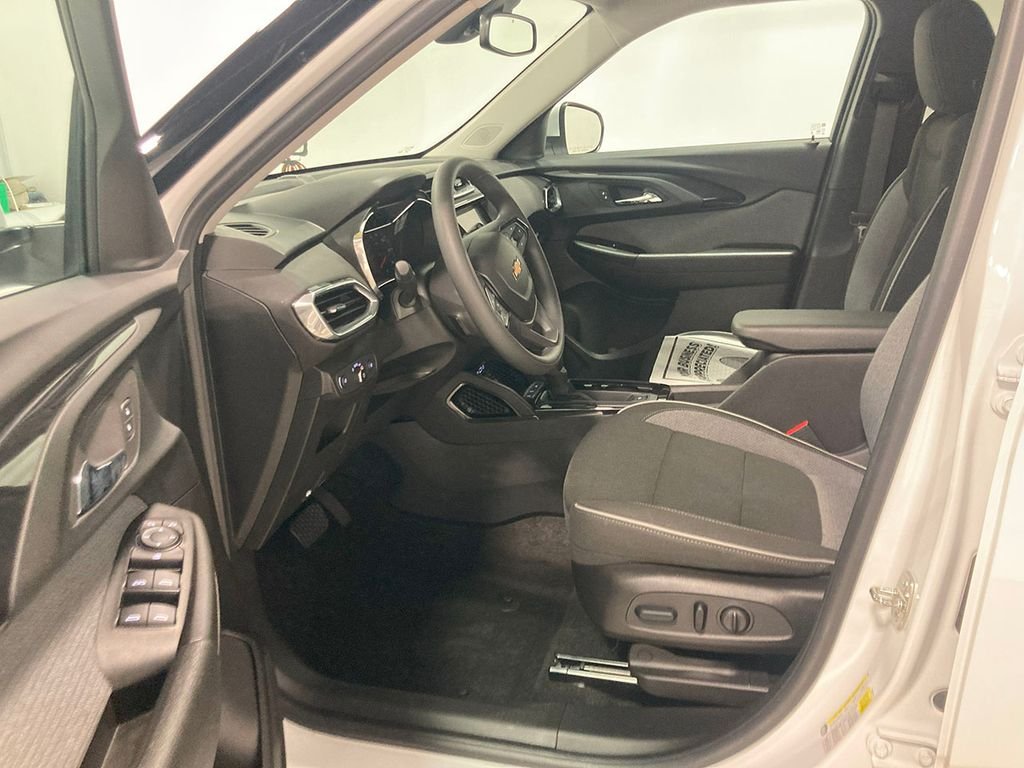 2023 Chevrolet Trailblazer LT photo 2