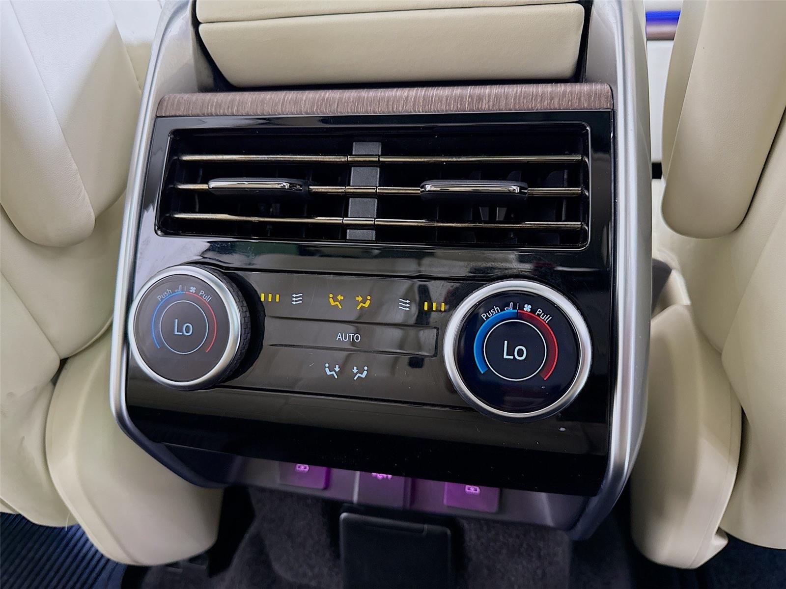 2024 Land Rover Range Rover SE SV photo 27