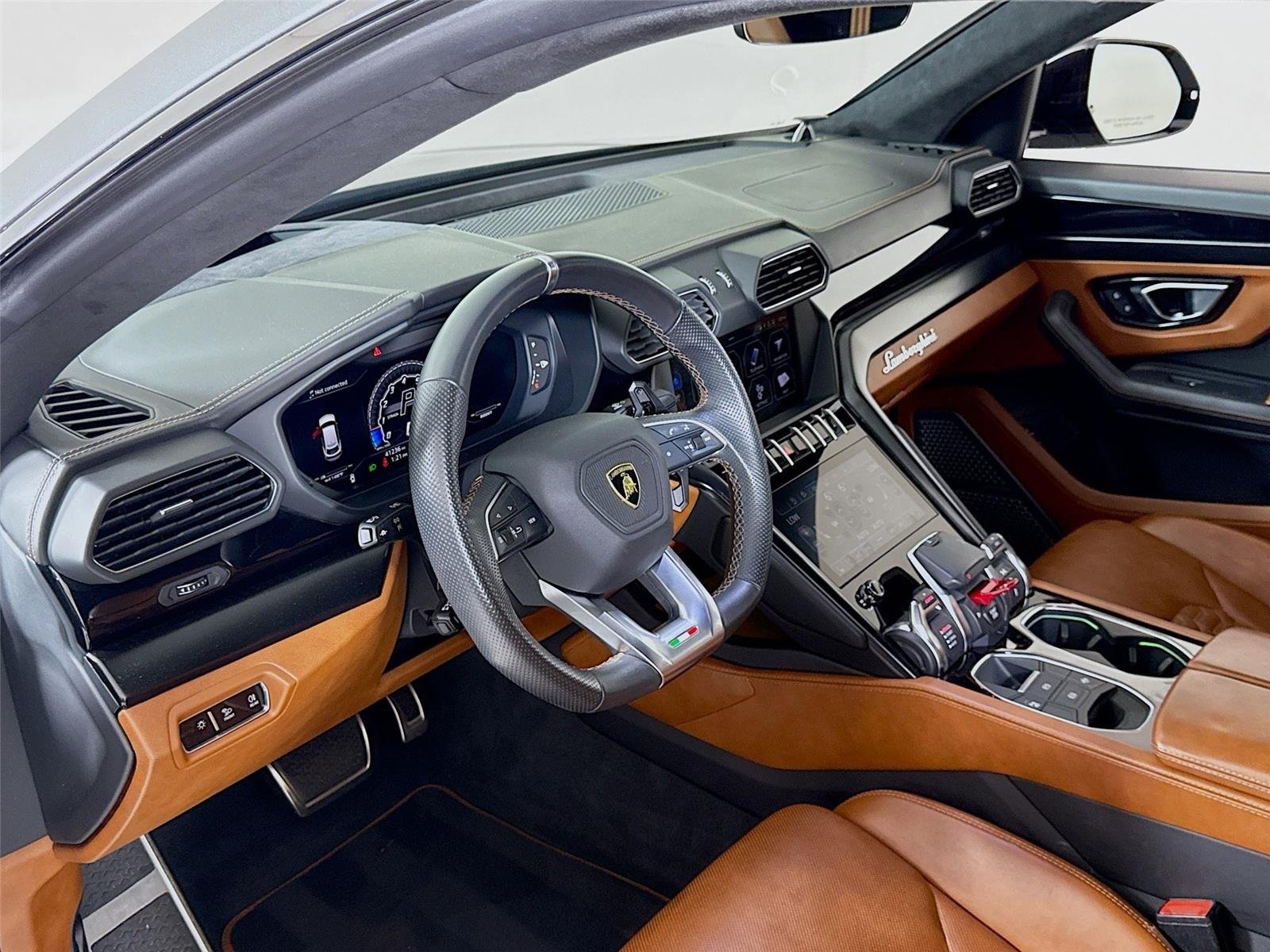 2019 Lamborghini Urus Base photo 12