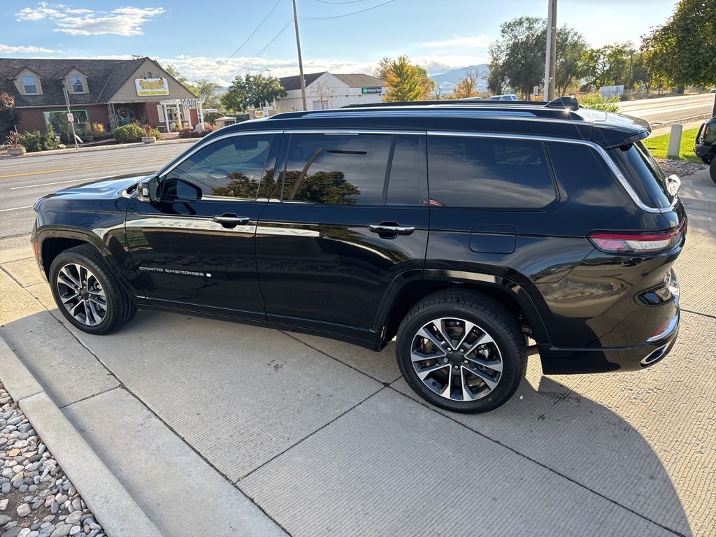 2021 Jeep Grand Cherokee Overland photo 2