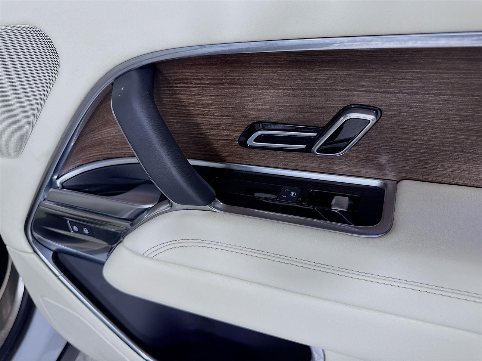 2024 Land Rover Range Rover SE SV photo 28