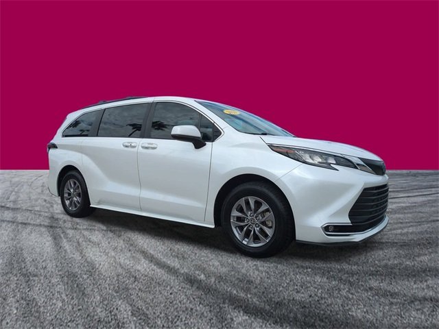2023 Toyota Sienna XLE photo 2