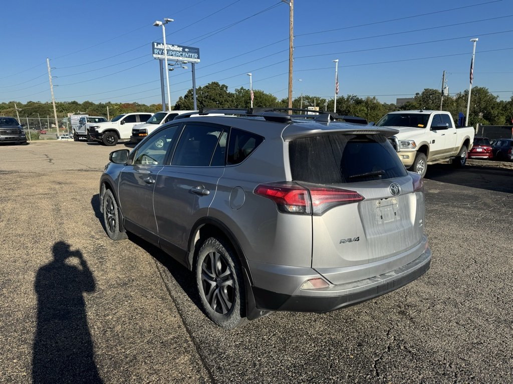 2018 Toyota RAV4 LE photo 3