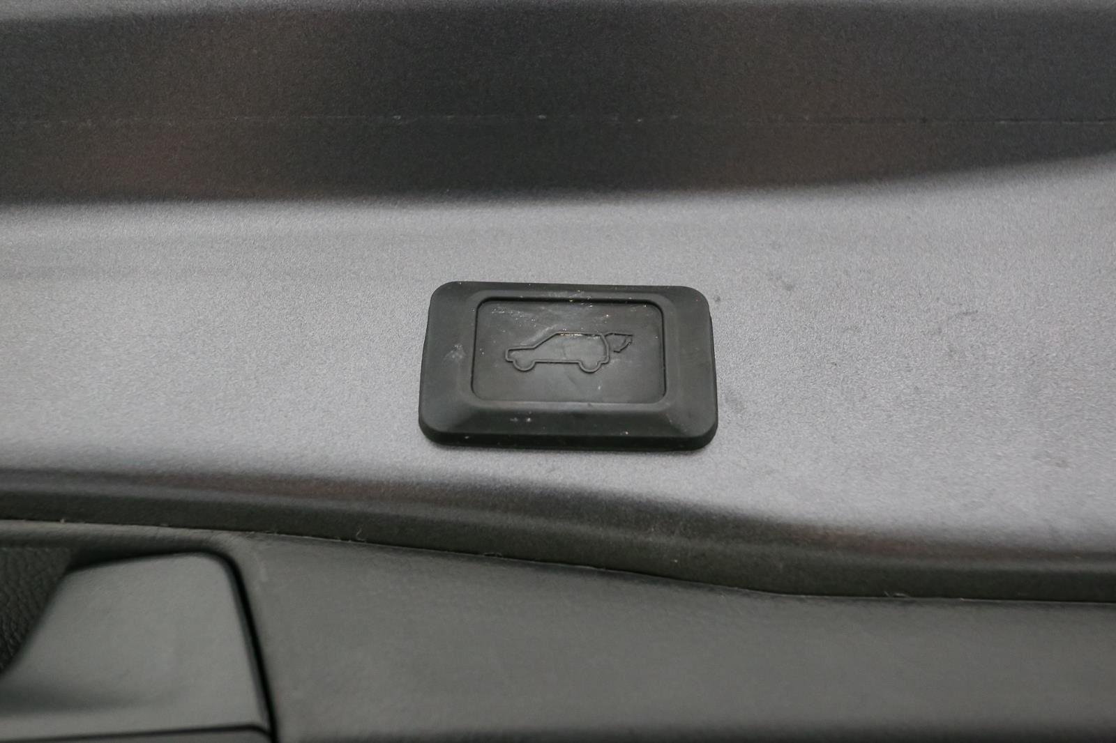 2022 Toyota RAV4 Hybrid SE photo 10