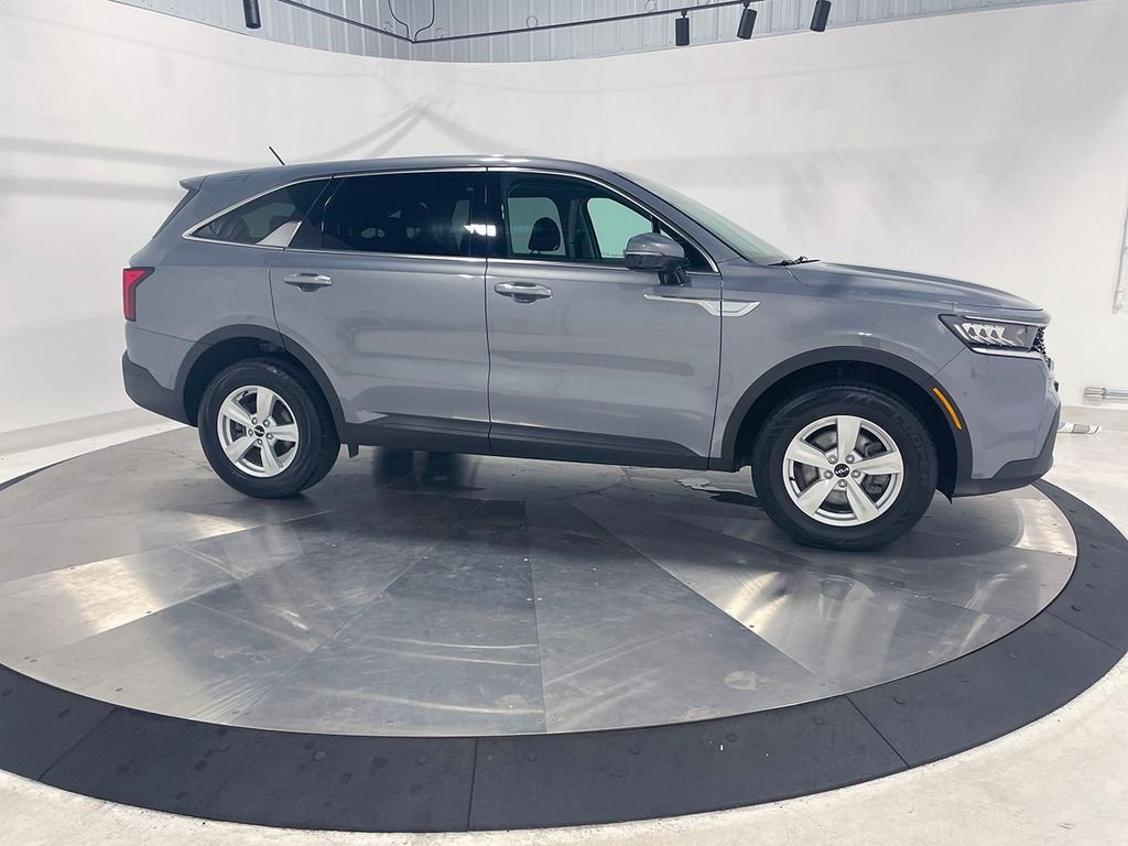 2022 Kia Sorento LX photo 9
